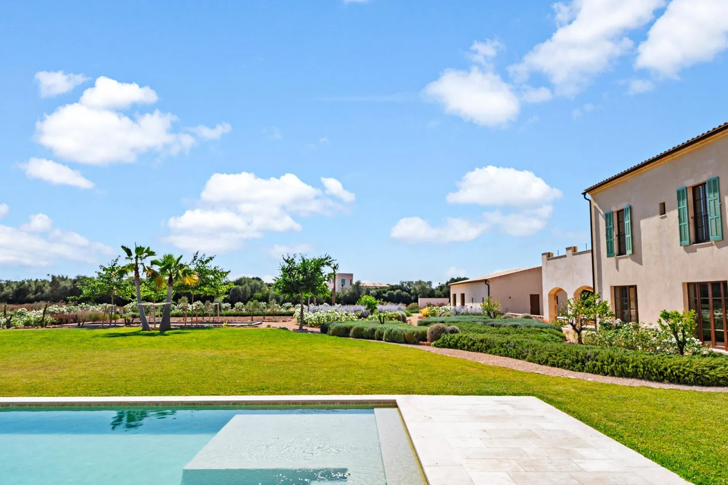 Piscina y finca