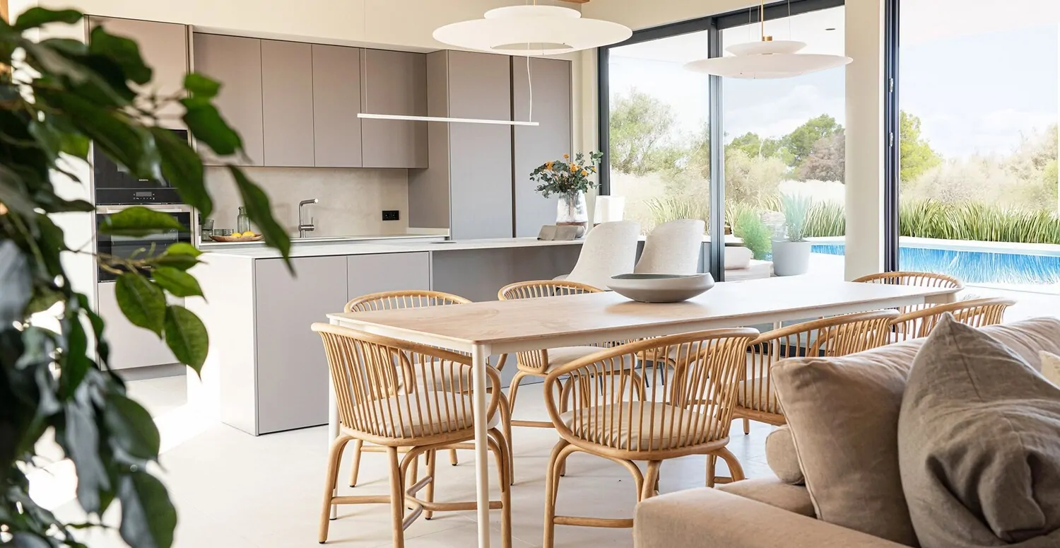 Essbereich mit Blick zum Pool