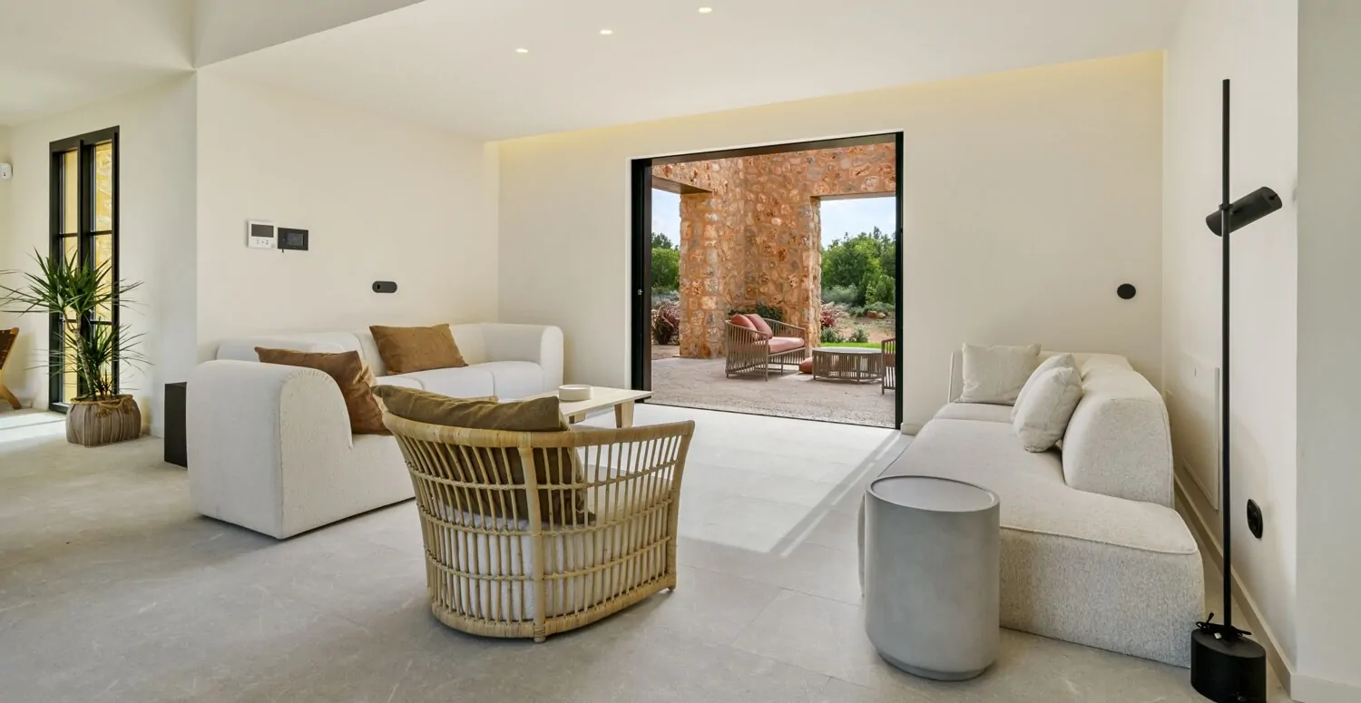 Wohnzimmer mit Blick auf eine Terrasse