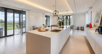 von_poll_real_estate_property_ES253745424_image_1