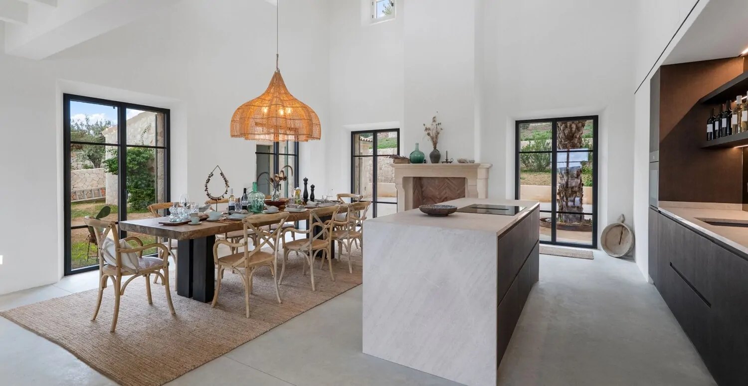 Blick in den Essbereich mit hoher Decke