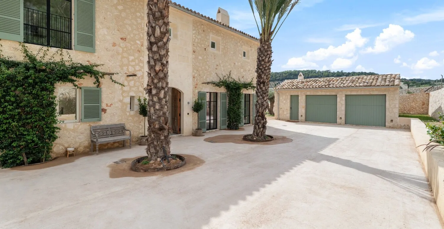 Eingangsbereich mit Blick zur Garage