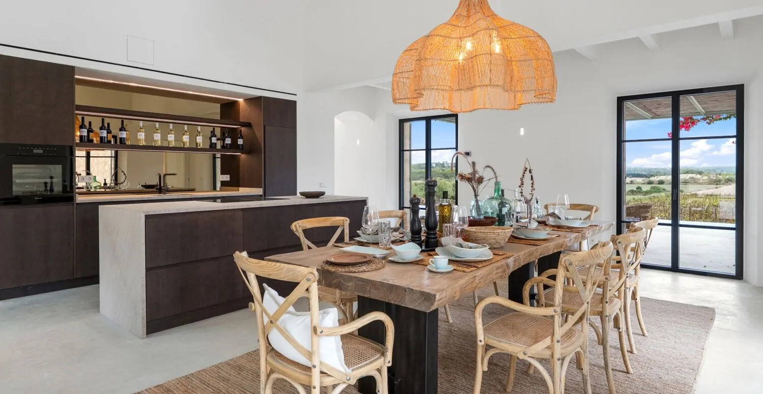 Essbereich mit offener Einbauküche