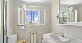 von_poll_real_estate_property_ES253745472_image_75