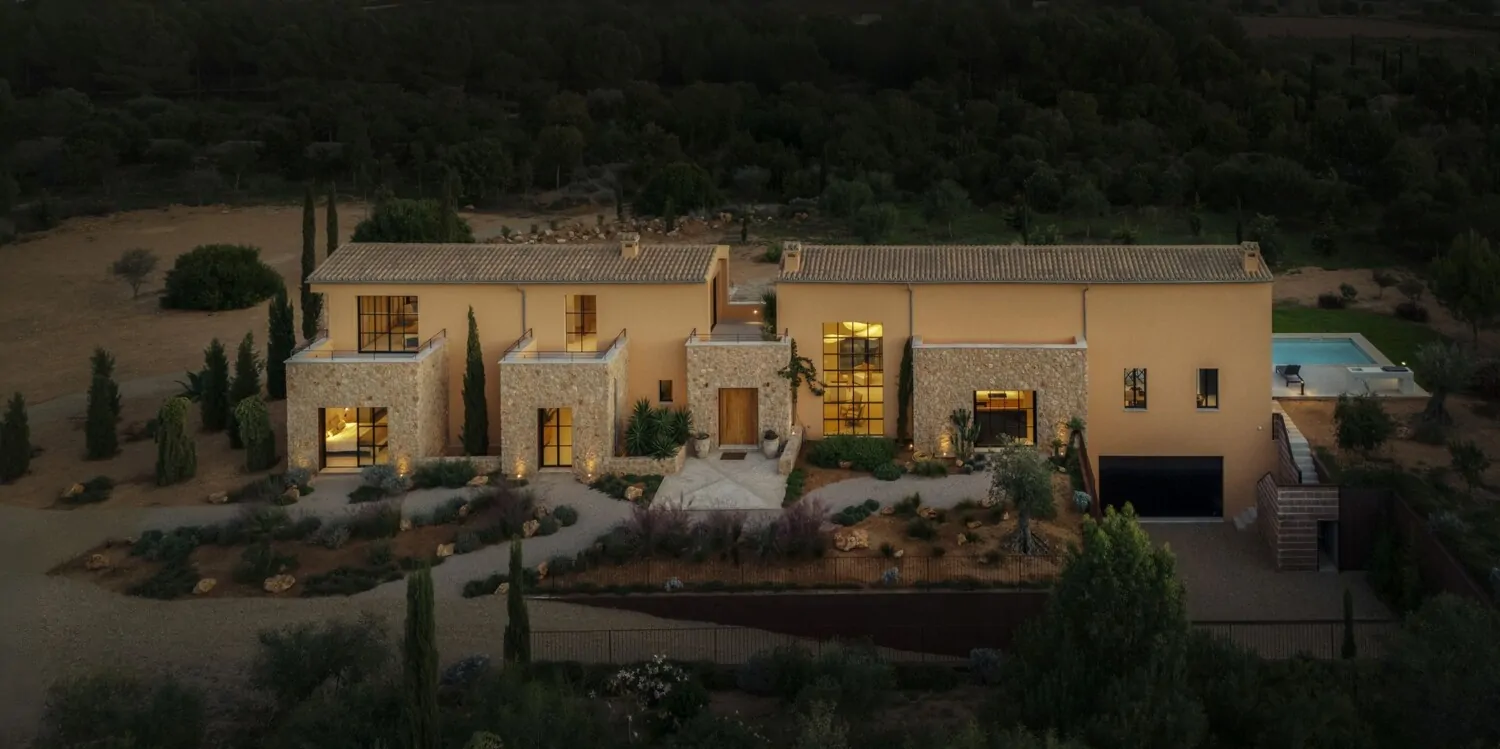 Fachada principal al anochecer