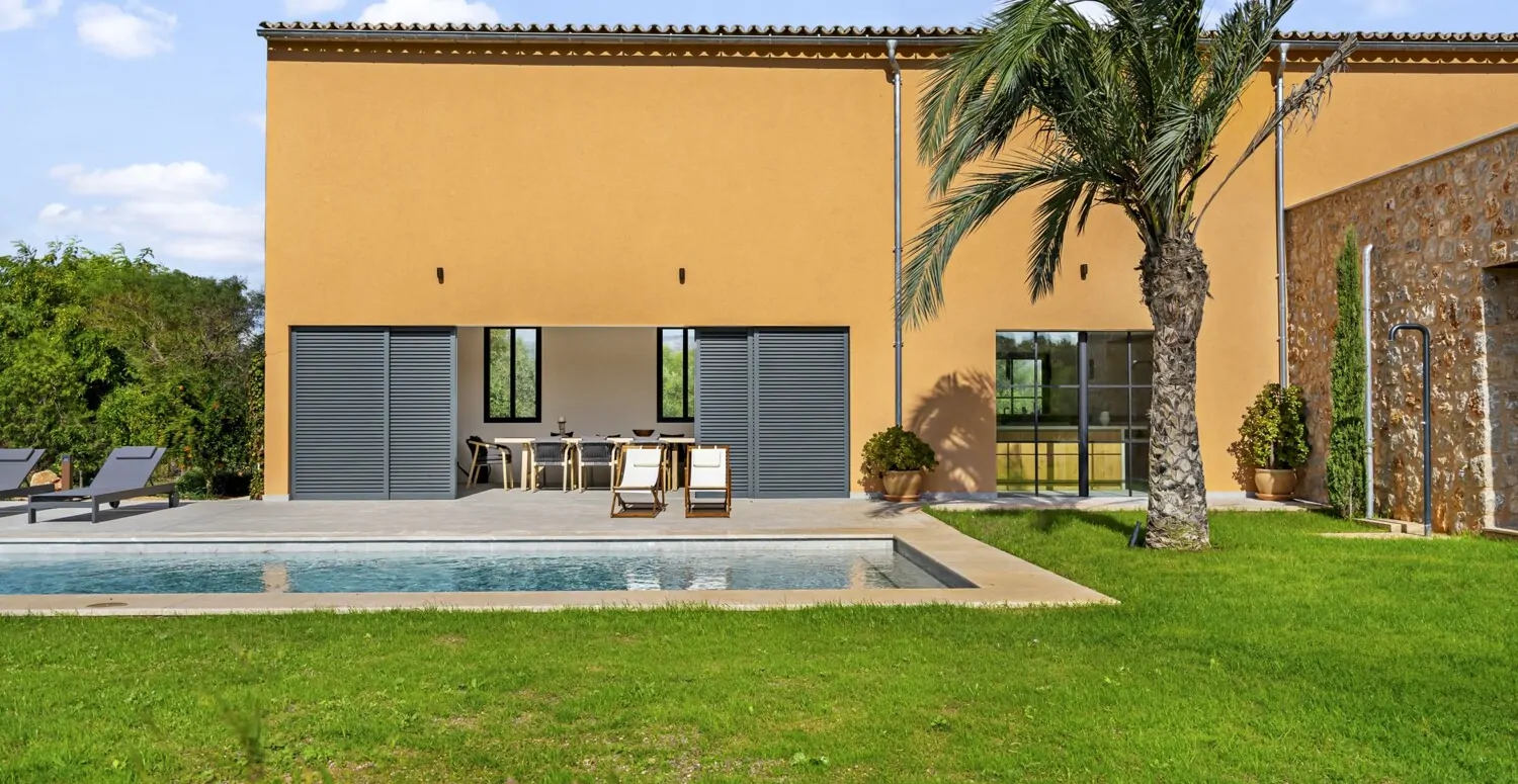 Fachada de sur y pool