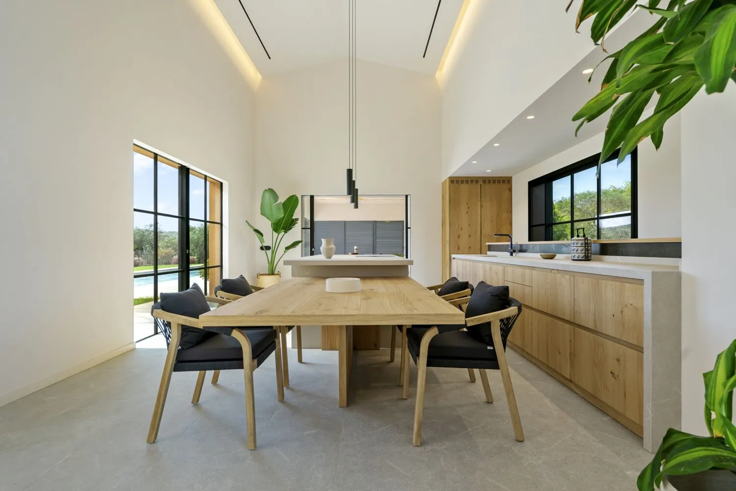 Comedor con cocina moderna equipada.