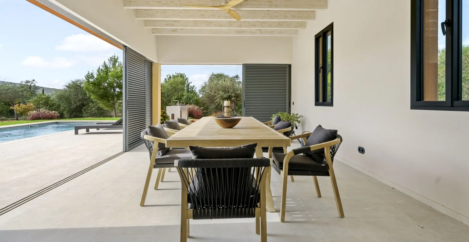 Covered dining area next to the kitchen