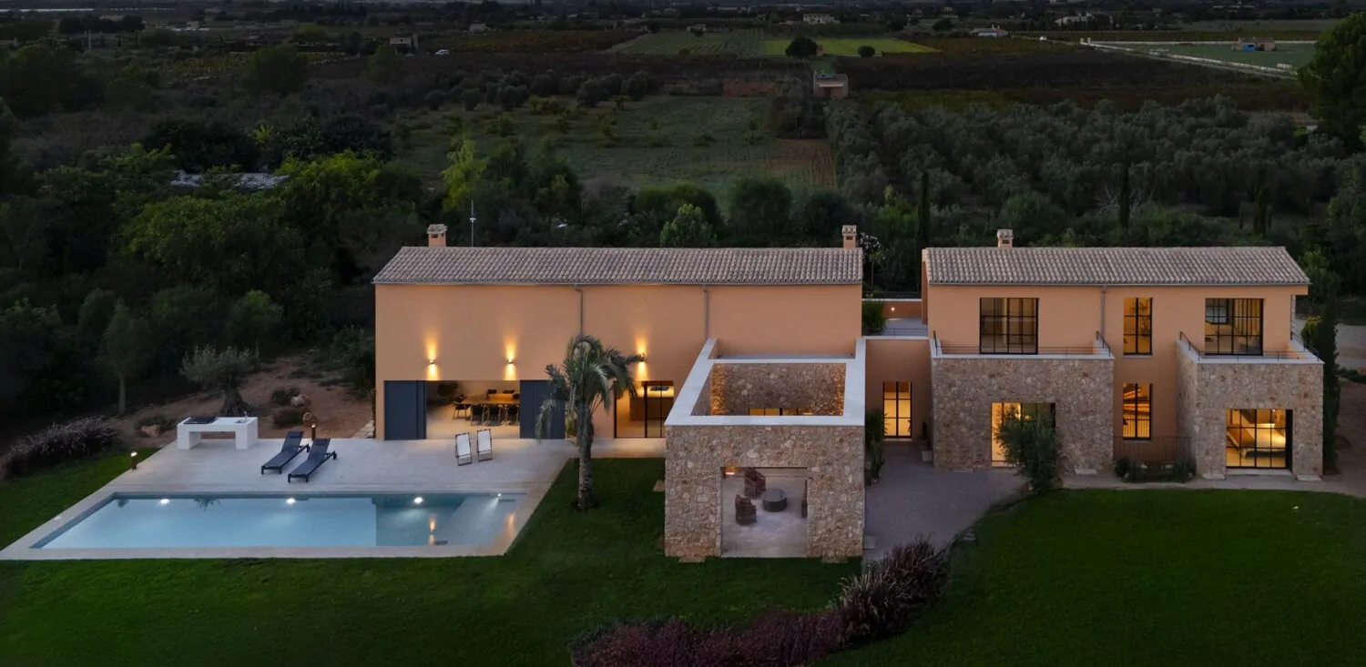 Evening atmosphere with a view of the mountains