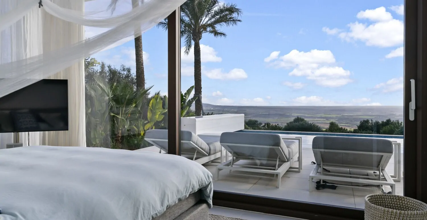 Schlafzimmer mit Zugang zur Terrasse und zum Pool