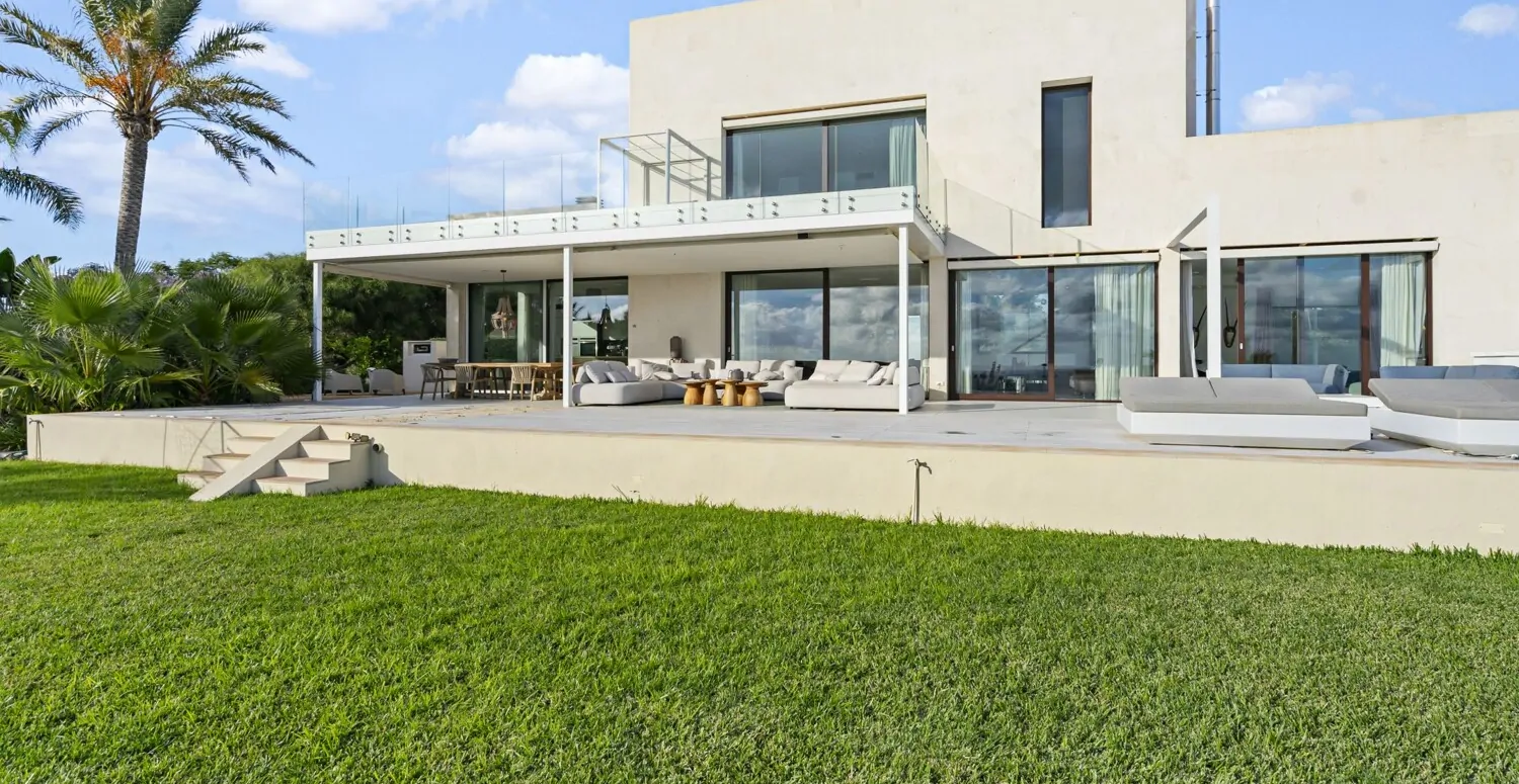 Blick vom Garten Richtung Villa