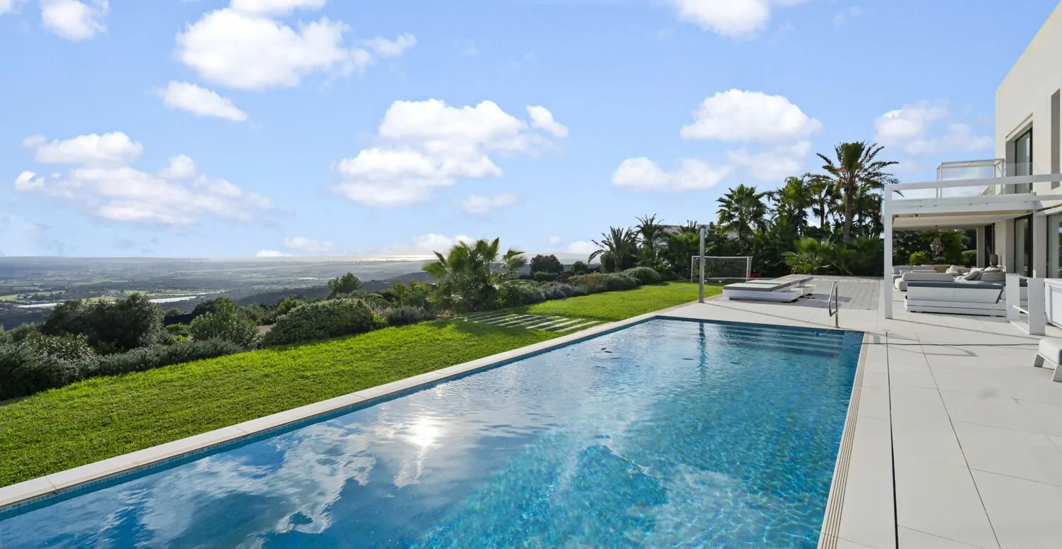 Pool mit Blick zum Mittelmeer