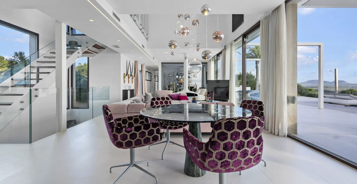 Dining table with access to the upper floor