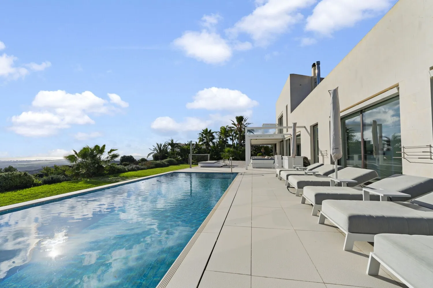 Modern villa with pool in Puntiró