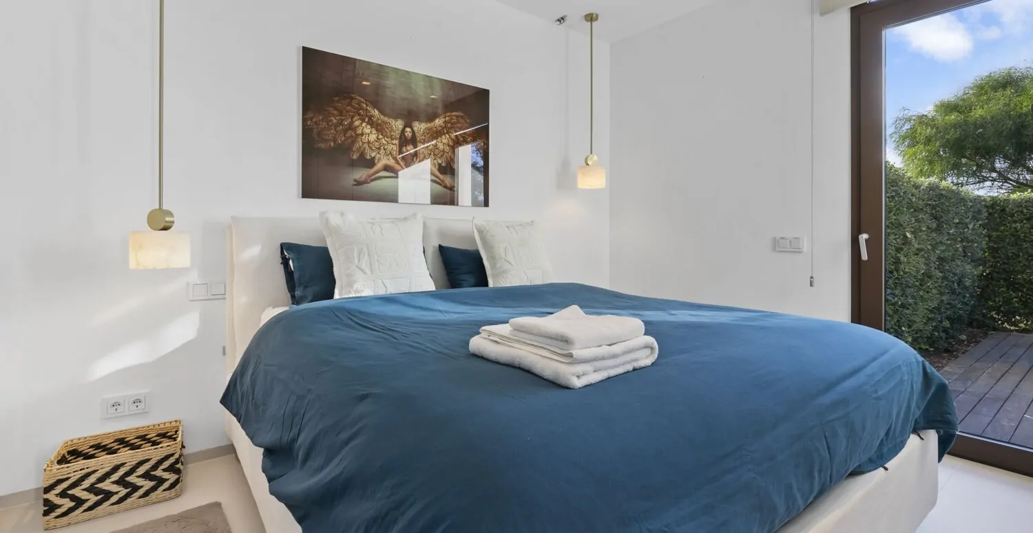 Bedroom with double bed