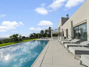 Villa moderna con piscina en Puntiró