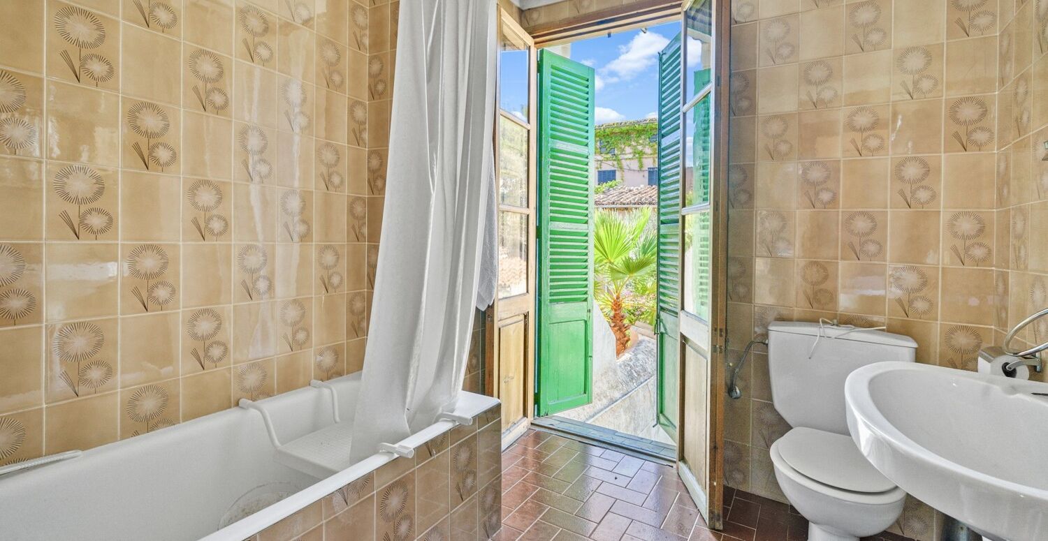 Badezimmer mit weg in den Garten
