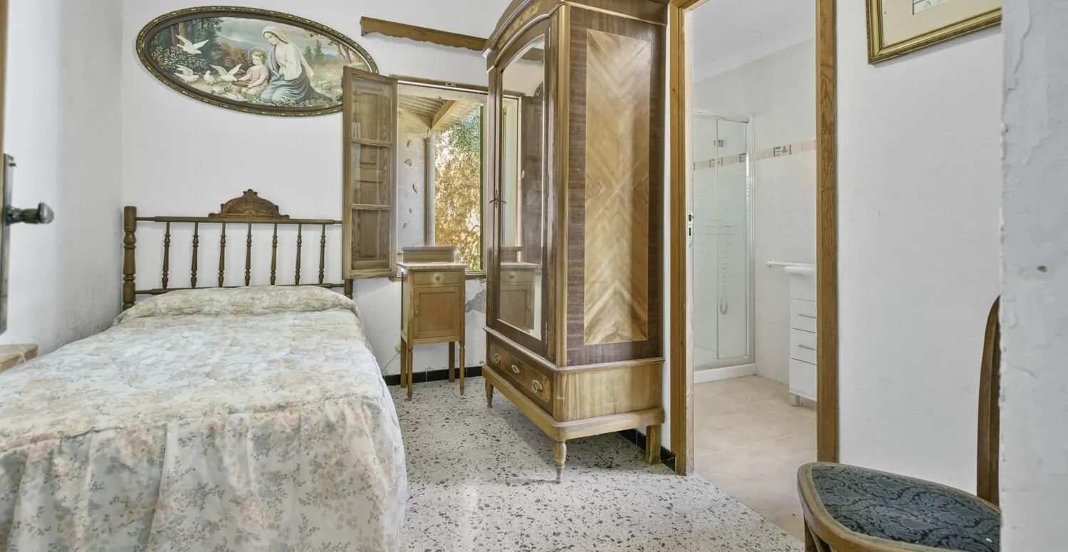 Schlafzimmer 2 im Erdgeschoss mit Bad