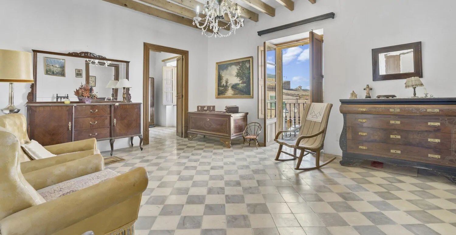 Wohnzimmer im ersten Stock mit Blick zum Balkon