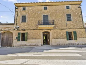 Fachada oeste de la casa de pueblo de Biniali