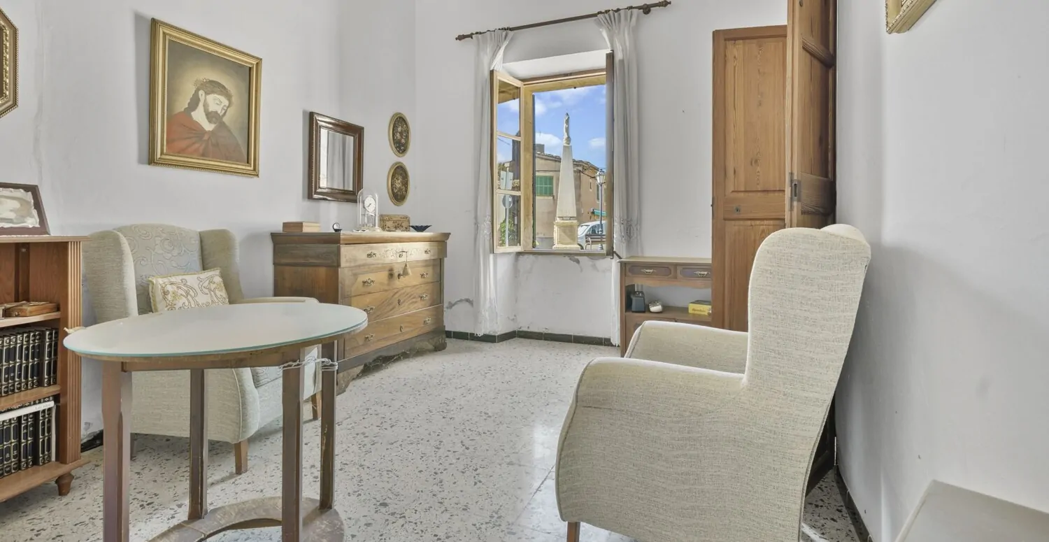 Wohnzimmer mit Blick auf den Dorfplatz