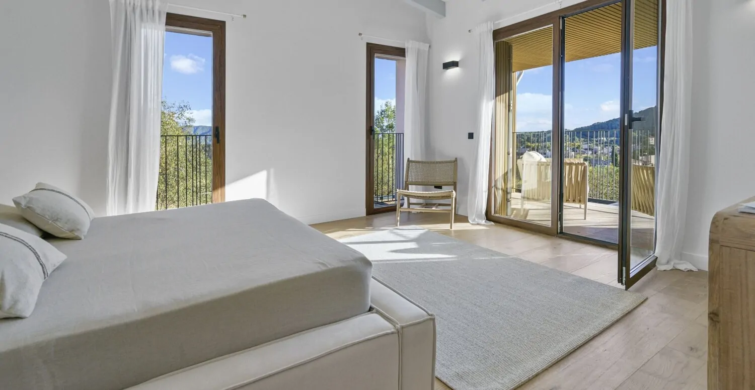 Schlafzimmer mit Blick auf die Terrasse