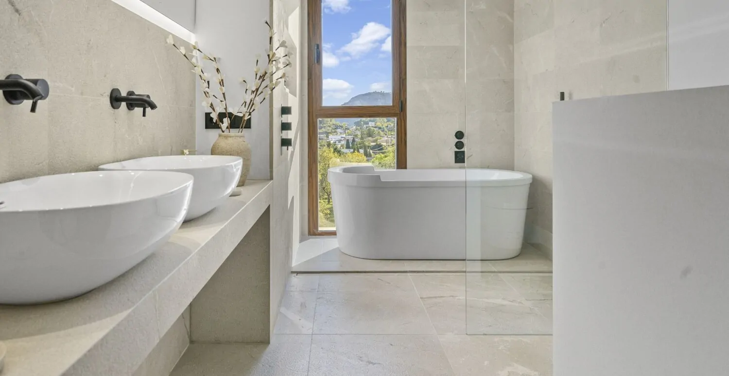 Badewanne mit Blick ins Freie