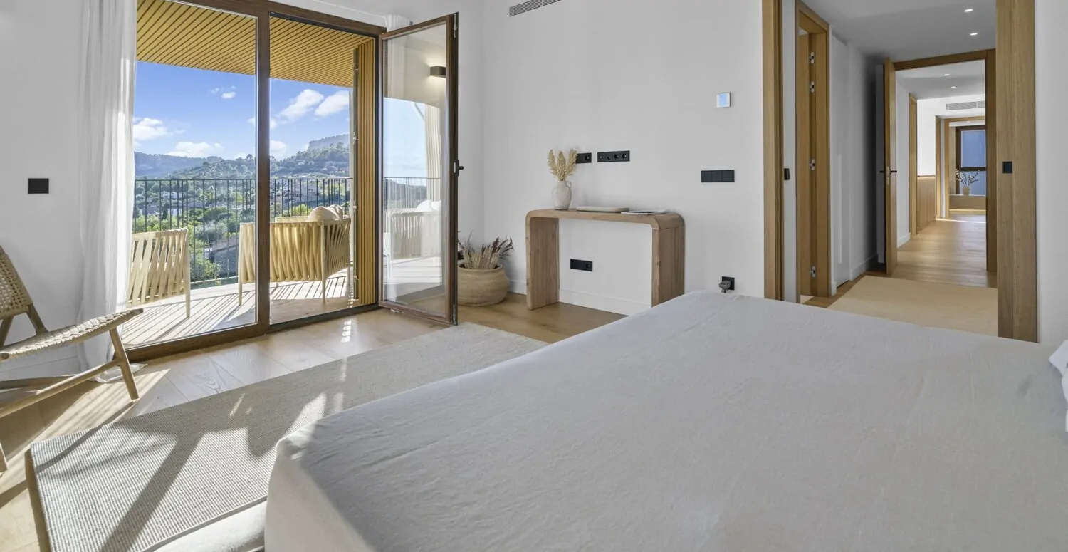 Schlafzimmer mit Blick in den Flur