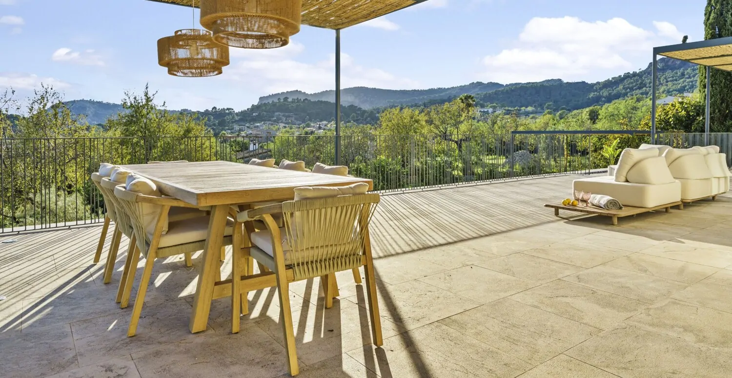 Überdachte Terrasse mit Esstisch