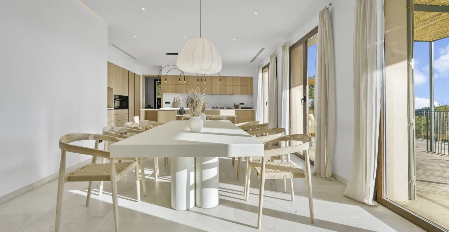 Offener Essbereich mit Einbauküche