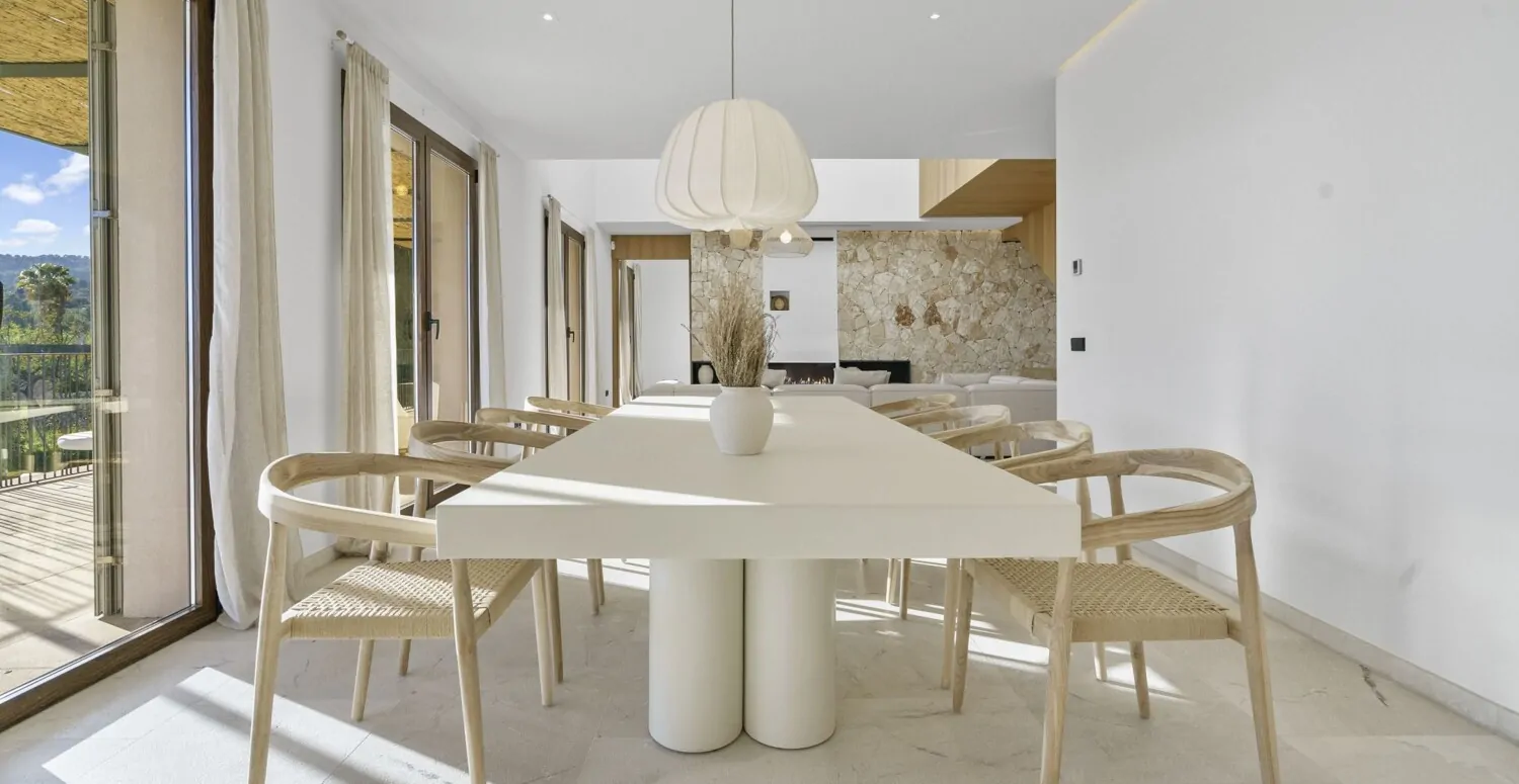 Sonniger Esstisch mit Zugang zur Terrasse