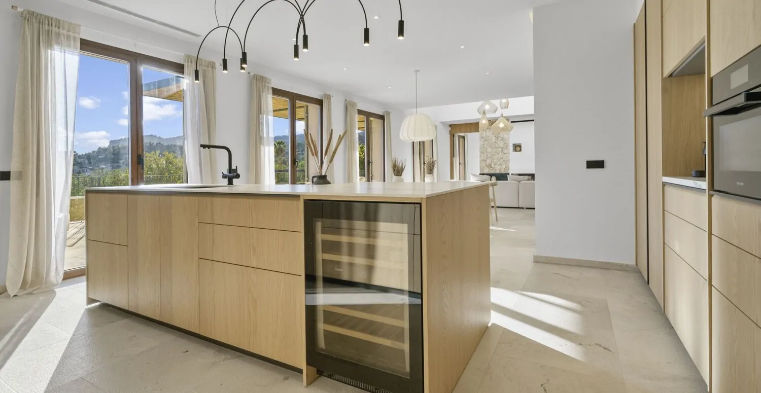 Einbauküche in warmen Materialien