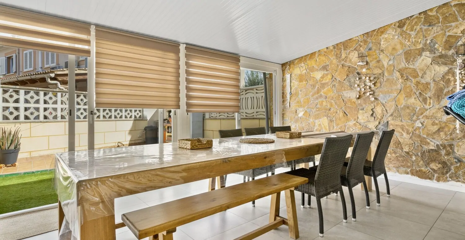 Esstisch auf der überdachten Terrasse  mit Blick auf die Terrasse