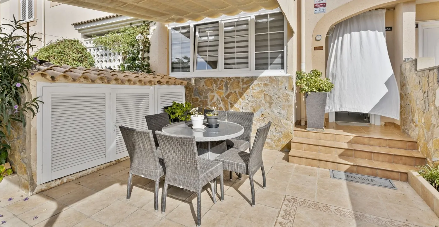 Teilweise überdachte Terrasse mit Sitzeecke im Freien