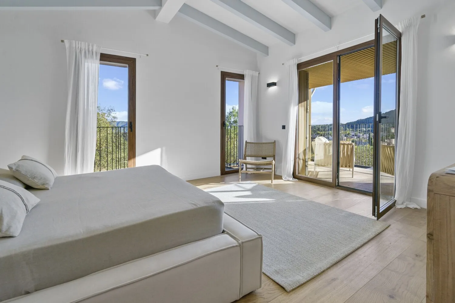 Dormitorio con vistas a la terraza