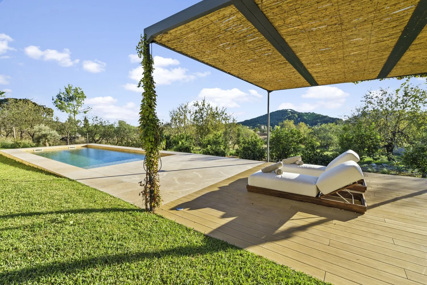 Zona de relax junto a la piscina