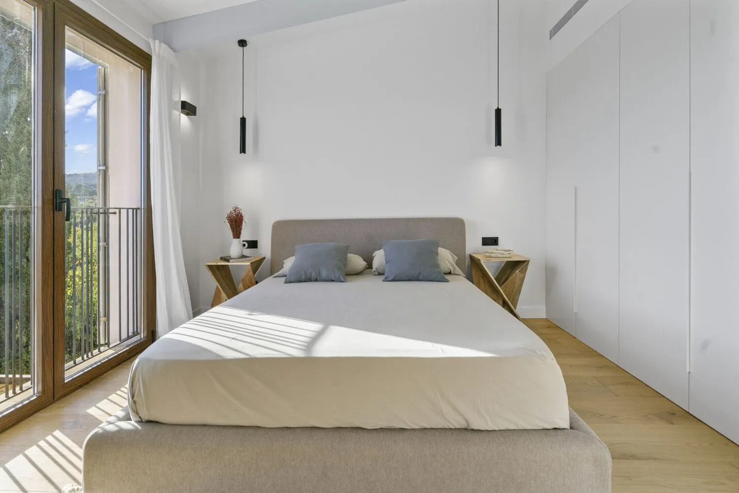 Dormitorio con armarios empotrados