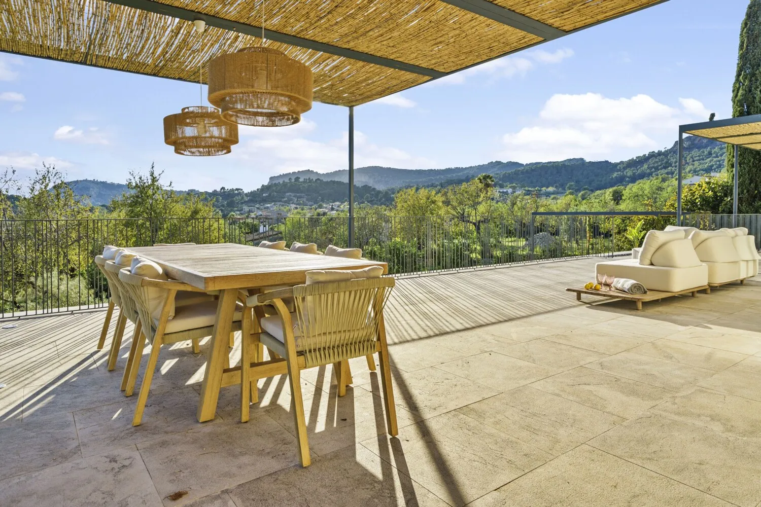 Terraza cubierta con mesa de comedor
