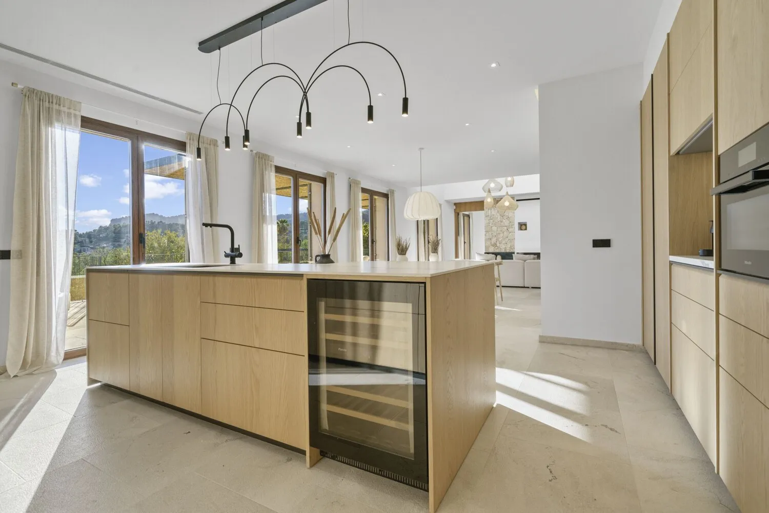 Cocina amueblada con materiales cálidos