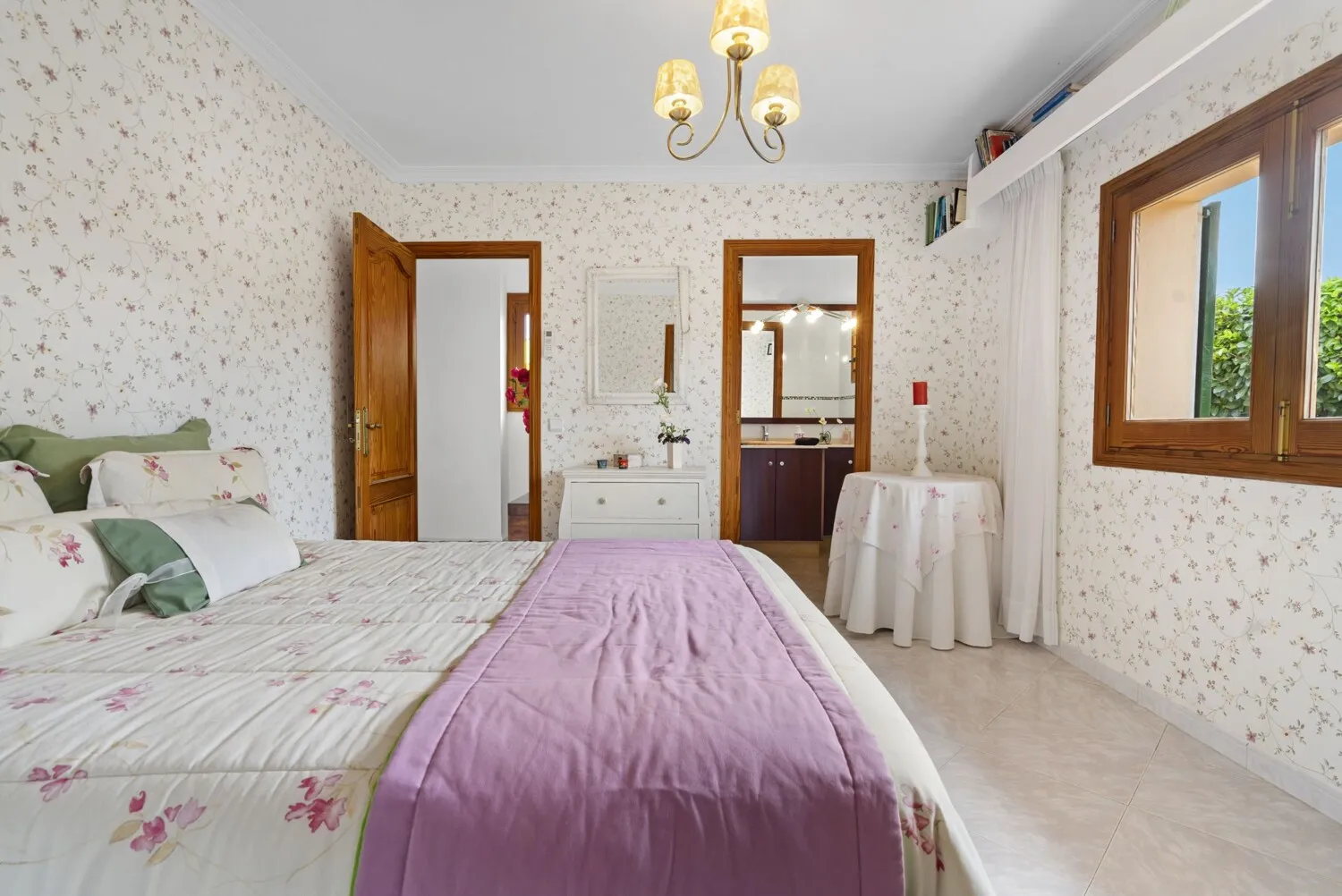 Dormitorio con vistas al baño