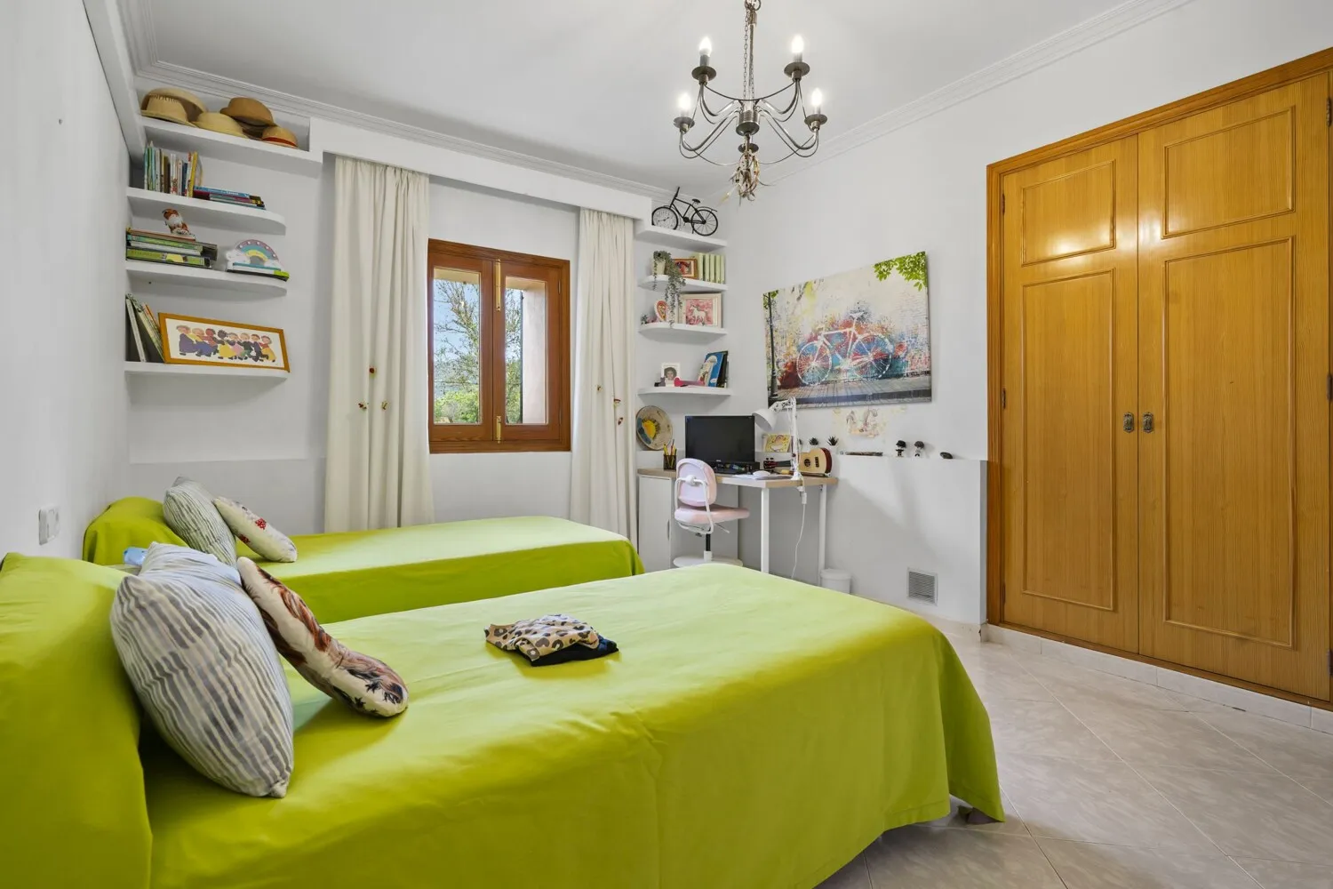 Dormitorio con armario empotrado