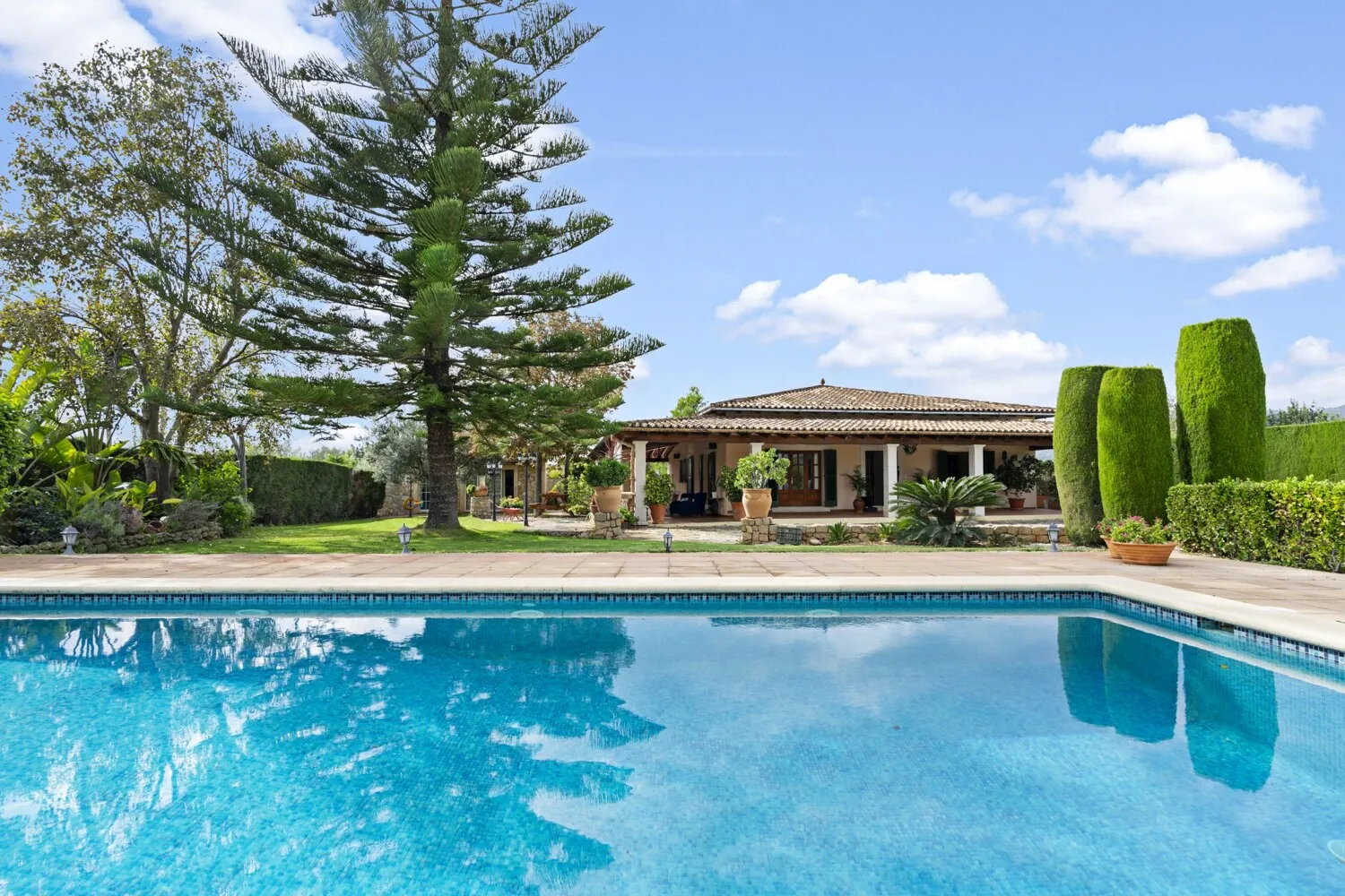 Vista desde la piscina hacia la finca