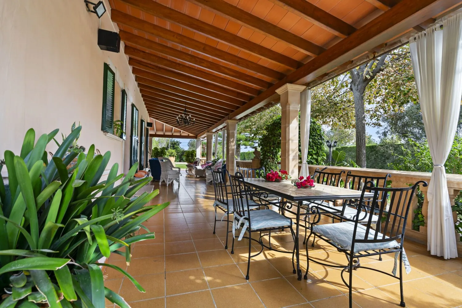 Mesa de comedor en la terraza cubierta