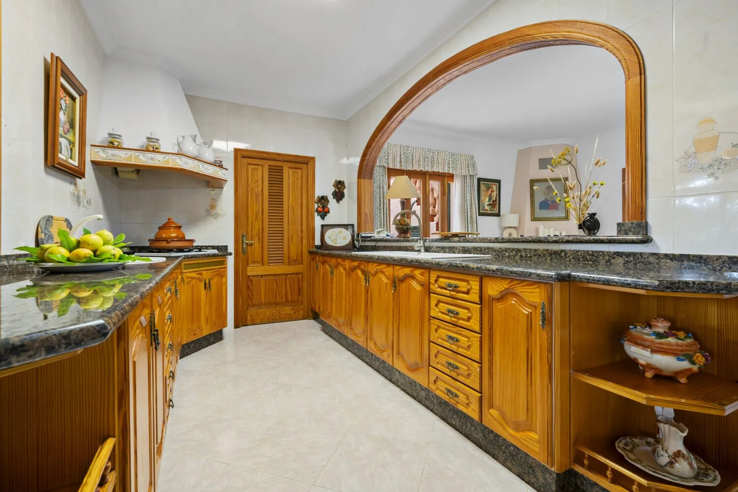 Cocina amueblada de estilo mallorquín.