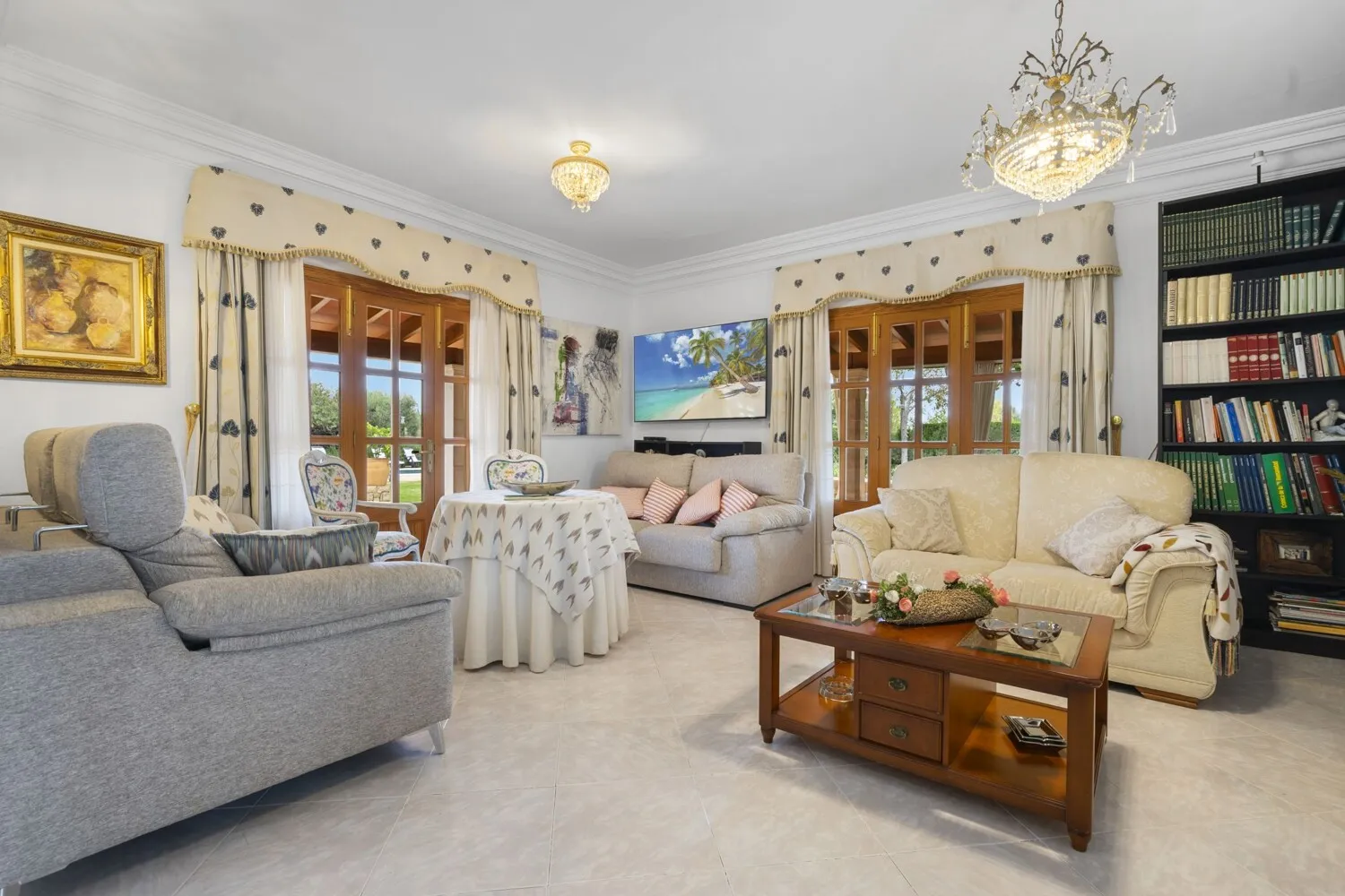 Salón con vistas a la piscina