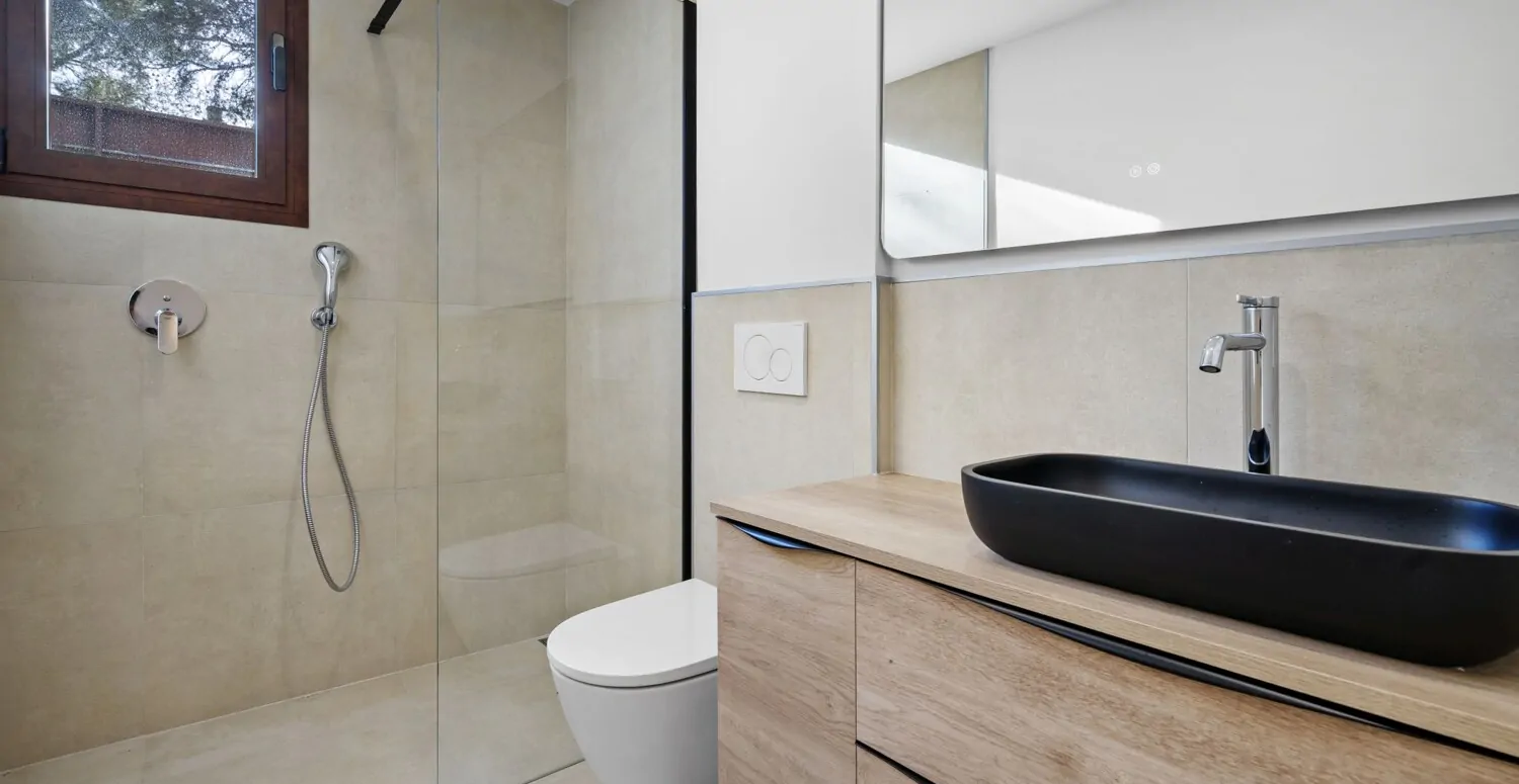 Badezimmer mit Dusche