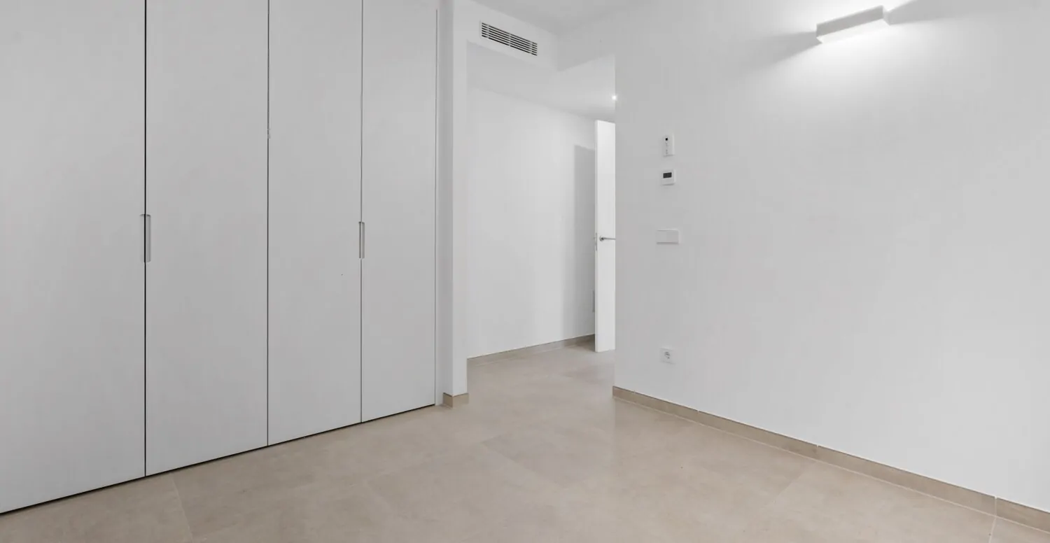 Schlafzimmer mit Einbauschränken