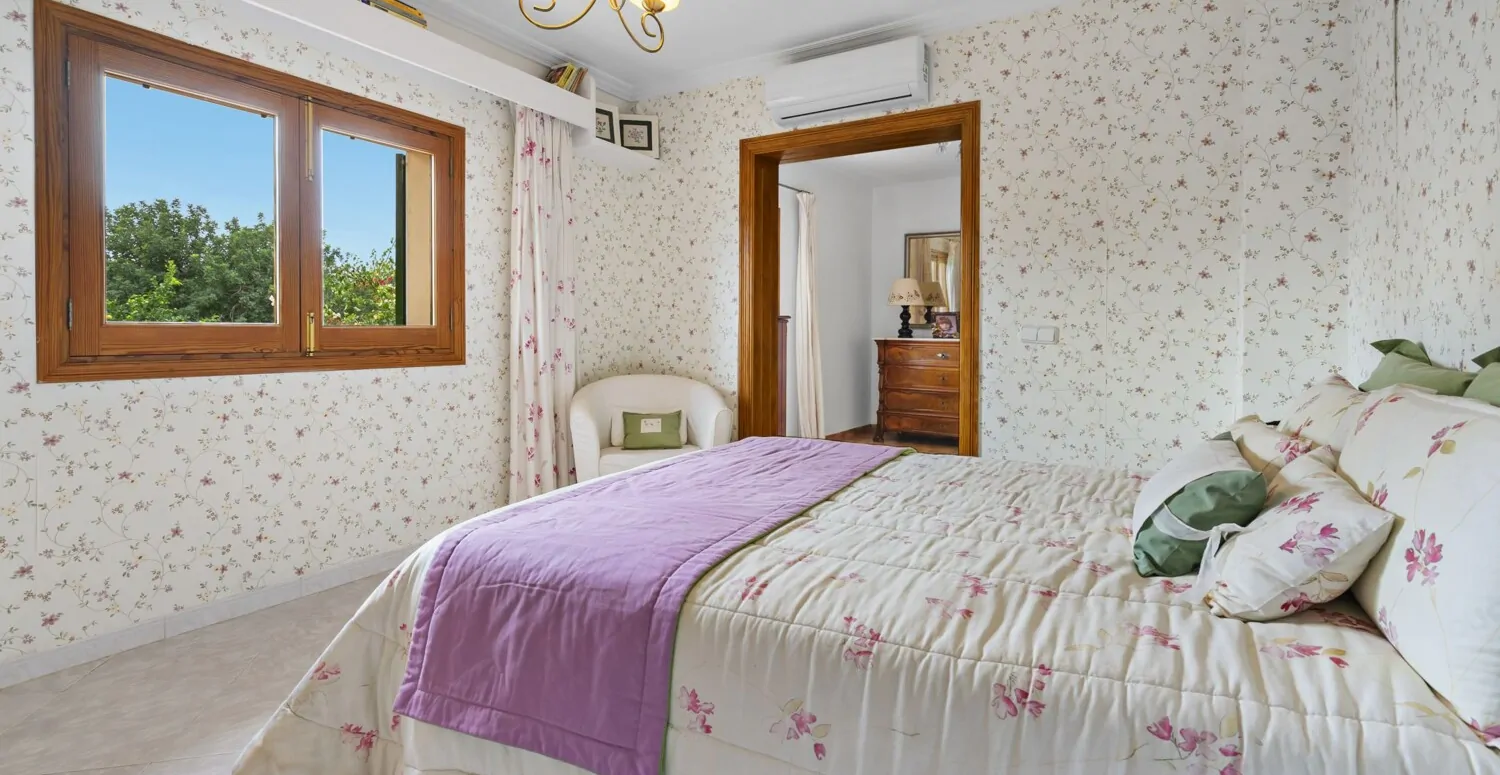 Schlafzimmer mit Blick ins Ankleidezimmer