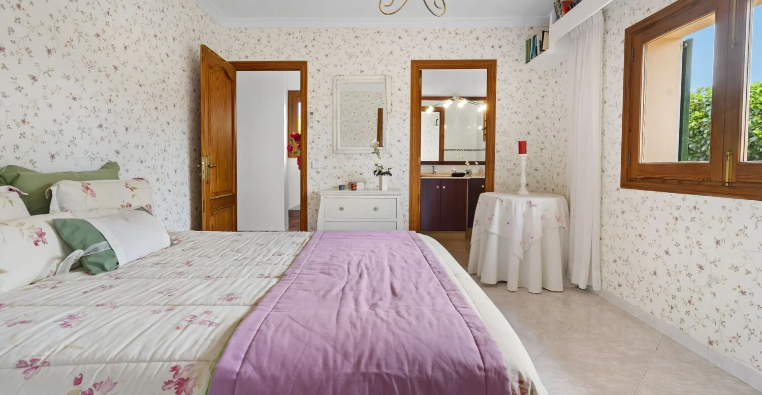 Schlafzimmer mit Blick ins Badezimmer