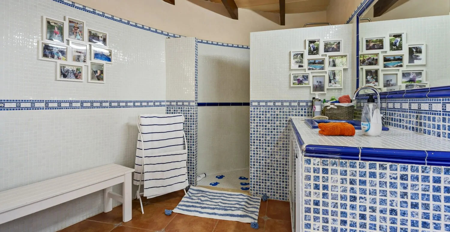 Badezimmer mit Dusche